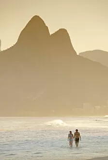 South America, Rio de Janeiro, Rio de Janeiro city, Ipanema, a couple walking through