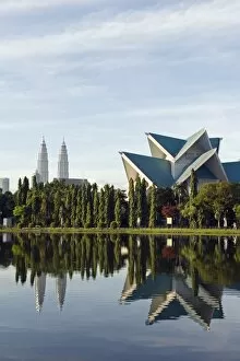 Sky Line Gallery: South East Asia, Malaysia, Kuala Lumpur, Petronas Towers and Istana Budaya National Theatre