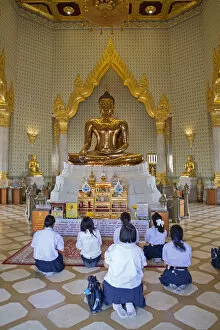 Images Dated 14th June 2013: South East Asia, Thailand, Bangkok, Samphanthawong district, Chinatown, children praying