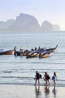 Images Dated 14th June 2013: South East Asia, Thailand, Krabi province, Ao Nang, tourists arrive on the beach after
