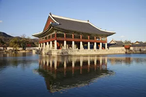 Images Dated 7th January 2011: South Korea, Seoul, Gyeongbokgung Palace, Gyeonghoeru Pavilion