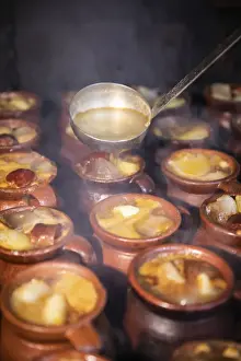 Gastronomy Prints: Spagna - Madrid. I tipici Pucheros per il Cocido Madrileno sulla piastra di carbone presso il ristorante Taberna La