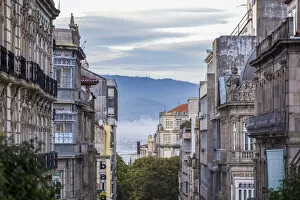 Images Dated 25th September 2020: Spagna - Vigo e Isole Cies. Vista di edifici del centro della citta e della Ria di Vigo dalla Rua