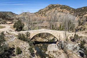 Images Dated 1st October 2020: Spain, Aragon, Rubielos de Mora, The Fonseca bridge on Rio Mijares river
