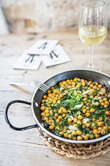Spain, Balearic Islands, Mallorca, Palma de Mallorca, Chickpeas with codfish tripe, spinach and cummin