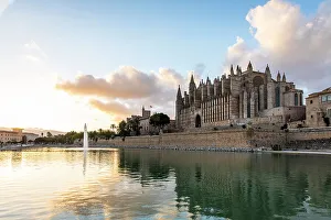 Spain, Balearic Islands, Mallorca, Palma de Mallorca, View of the Cathedral from the Park of the Sea