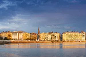 Spain, Basque Country, San Sebastian (Donostia), Concha Bay, view towards town