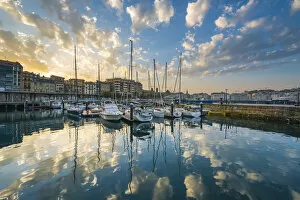 Images Dated 17th September 2018: Spain, Basque Country, San Sebastian (Donostia). Harbour at sunrise