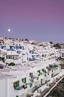 Images Dated 23rd October 2015: Spain, Canary Islands, Lanzarote, Puerto del Carmen, seaside houses and moonrise, dusk