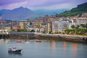 Spain, Cantabria, Castro-Urdiales, view of town and harbour