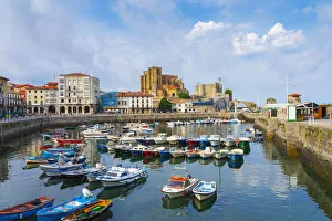 Spain, Cantabria, Castro-Urdiales, harbour, Santa Maria church and Santa Ana castle
