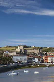 Spain, Cantabria Region, Cantabria Province, San Vicente de la Barquera, town view
