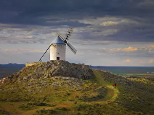 Spain, Castile, La Mancha, Consuegra, Windmills at sunset