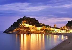 Spain, Catalonia, Costa Brava, Tossa de Mar, Overview of bay and castle at dusk (MR)