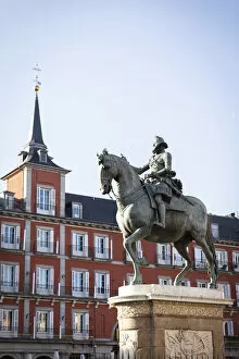 Images Dated 31st May 2022: Spain, Madrid, Plaza Mayor, Felipe III statue in the centre of Plaza Mayor