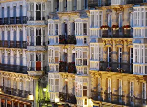 Spain, Vitoria-Gastiez, Town square houses illuminated at night