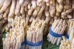 Spargel on sale at the weekend farmers market in front of St Pauls cathedral