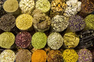 Images Dated 27th March 2018: Spices at the Deira Souk, Dubai, United Arab Emirates