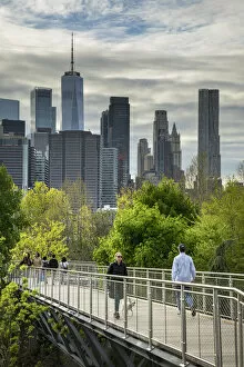 Images Dated 18th May 2022: Squibb Park Bridge & Lower Manhattan from Brooklyn, New York City, USA