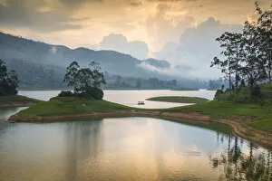 Images Dated 30th April 2018: Sri Lanka, Hatton, Castlereagh Lake
