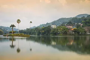 Images Dated 20th June 2018: Sri Lanka, Kandy, Kandy Lake