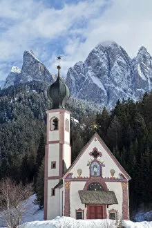 Images Dated 8th June 2009: St Johann Church in Ranui in Villnoss, Le Odle Group / Geisler Spitzen, Val di Funes