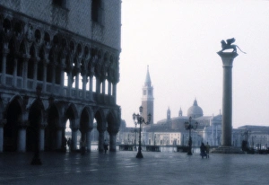 <b class=qtipBold><figcaption>St. Mark's Square</figcaption></b><br>St. Mark's Square, Venice, Italy<br><em>© Jon Arnold</em> St. Mark's Square