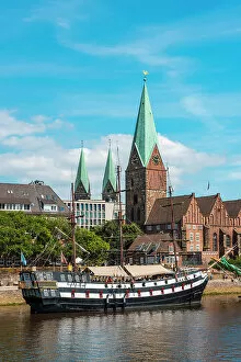 Images Dated 2nd December 2022: St. Martin's Church , Weser River, Bremen City, Bremen, Germany