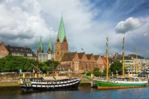 Images Dated 2nd December 2022: St. Martin's Church , Weser River, Bremen City, Bremen, Germany