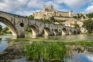 Images Dated 11th September 2014: St. Nazaire Cathedral and Pont Vieux or Old Bridge, Beziers, Languedoc-Roussillon, France
