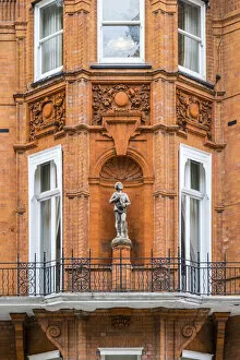 Images Dated 11th October 2021: Statue on a brick terraced house, Kensington, London, England, UK