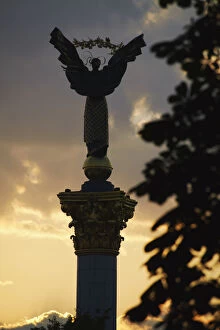 Images Dated 29th January 2010: Statue in Independence Square (Maydan Nezalezhnosti) at sunset, Kiev, Ukraine