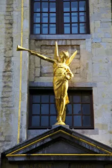 Images Dated 17th February 2010: Statue La Maison Des Ducs De Brarant Grand Place, Brussels, Belgium