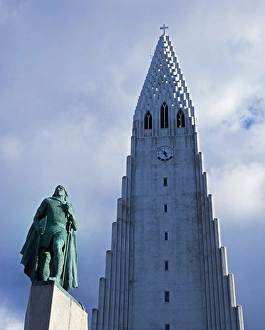 North Atlantic Ocean Gallery: Statue of Leif Eiriksson in front of Hallgrimskirkja