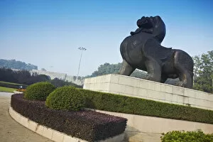 Images Dated 5th January 2011: Statue of lion outside Zhongshan Men (Zhongshan Gate) of old city wall, Nanjing, Jiangsu