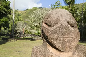 Images Dated 19th October 2015: Statue at Marae Arahurahu, Pa ea, Tahiti, French Polynesia
