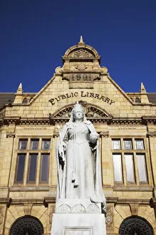 Images Dated 4th November 2010: Statue of Queen Victoria outside public library, Market Square, Port Elizabeth, Eastern