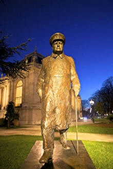 Images Dated 21st January 2014: Statue Of Sir Winston Churchill, Paris, France, Western Europe