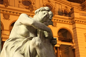 Teatro Municipal Gallery: Statue in front of the Teatro Municipal de Sao Paulo. Brazil