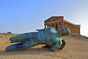 Images Dated 27th August 2014: Statue at Temple of Concord, Valley of the Temples, Agrigento, Sicily, Italy