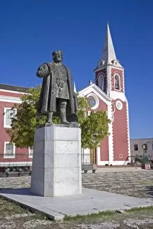 Images Dated 8th July 2007: A statue of Vasco de Gama stands in front of the old