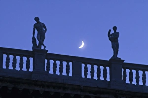 <b class=qtipBold><figcaption>Statues on building, St</figcaption></b><br>Statues on building, St. Marks Sq. Venice, Italy<br><em>© Jon Arnold</em> Statues on building, St