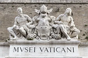 Images Dated 17th July 2017: Statues of Michelangelo and Raphael at the main doorway of the Vatican Museums, Rome