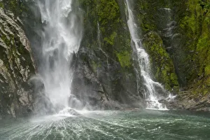 Galerie Prints: Stirling Falls reaching the sea in Milford Sound. Fiordland NP, Southland district
