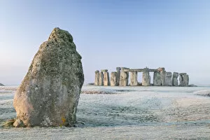 Images Dated 8th April 2022: Stonehenge and the Heel Stone at dawn on a chill frosty winter morning, Wiltshire, England