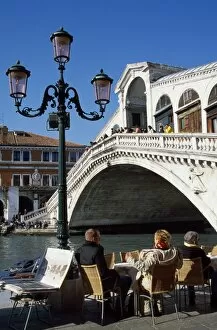 Water Way Gallery: A street cafe overlooking the Gran canal and Rialto Bridge