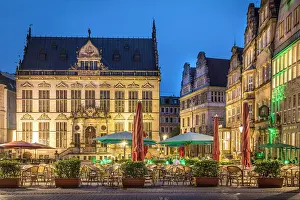 Federal State Prints: Street cafes and Haus Schuetting on the market square in the evening, Bremen, Germany