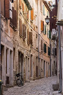 Images Dated 29th June 2023: Street scene in the old town, Rovinj, Istria, Croatia