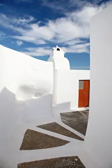Emporio Prints: Street scene with whitewashed walls, Emporio, Santorini, Cyclades Islands, Greece, Europe