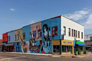 Images Dated 16th February 2023: Street view of colourful buidings, Clarksdale, Mississippi, USA